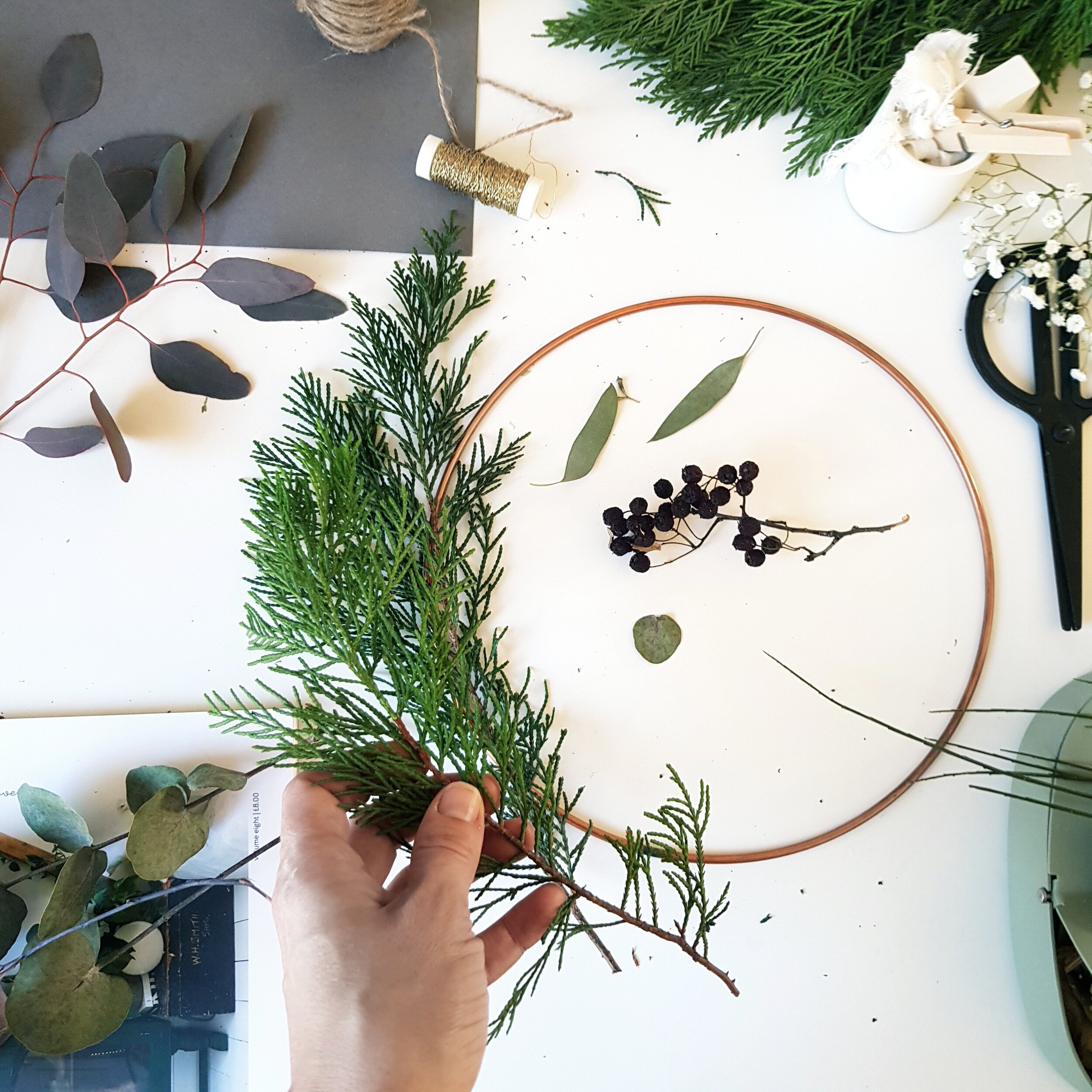 DIY minimal christmas wreath