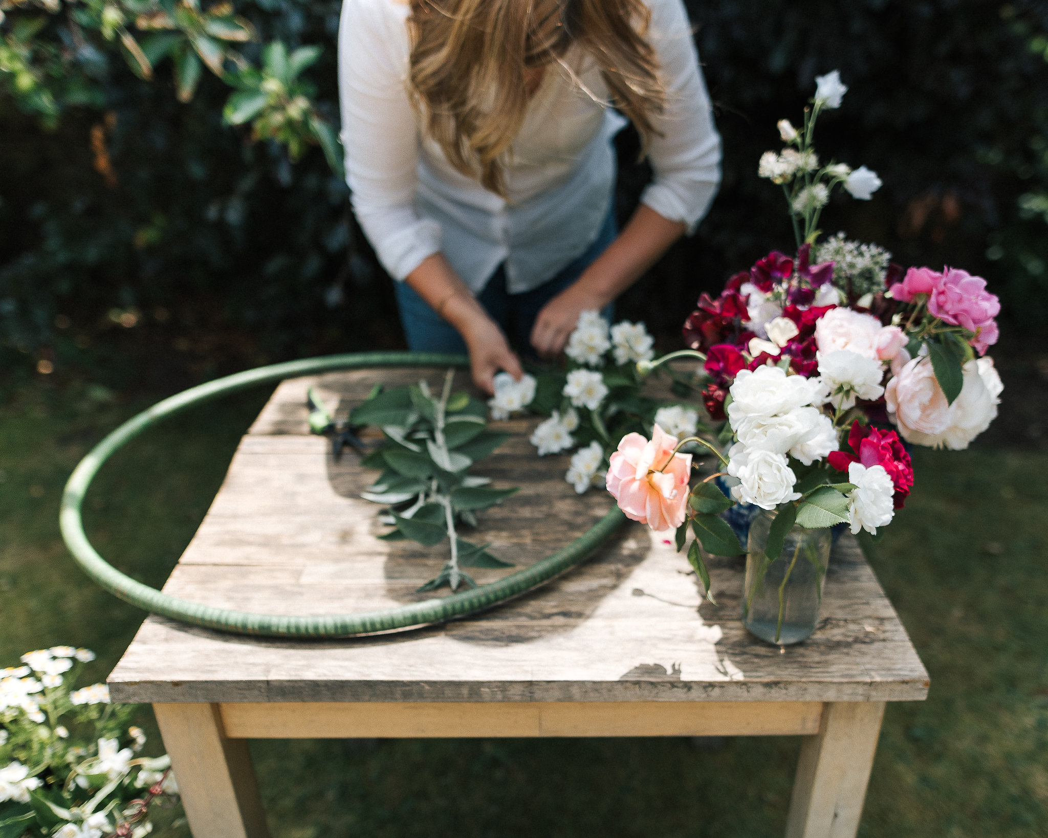 Make a floral hoop decoration - summer party styling