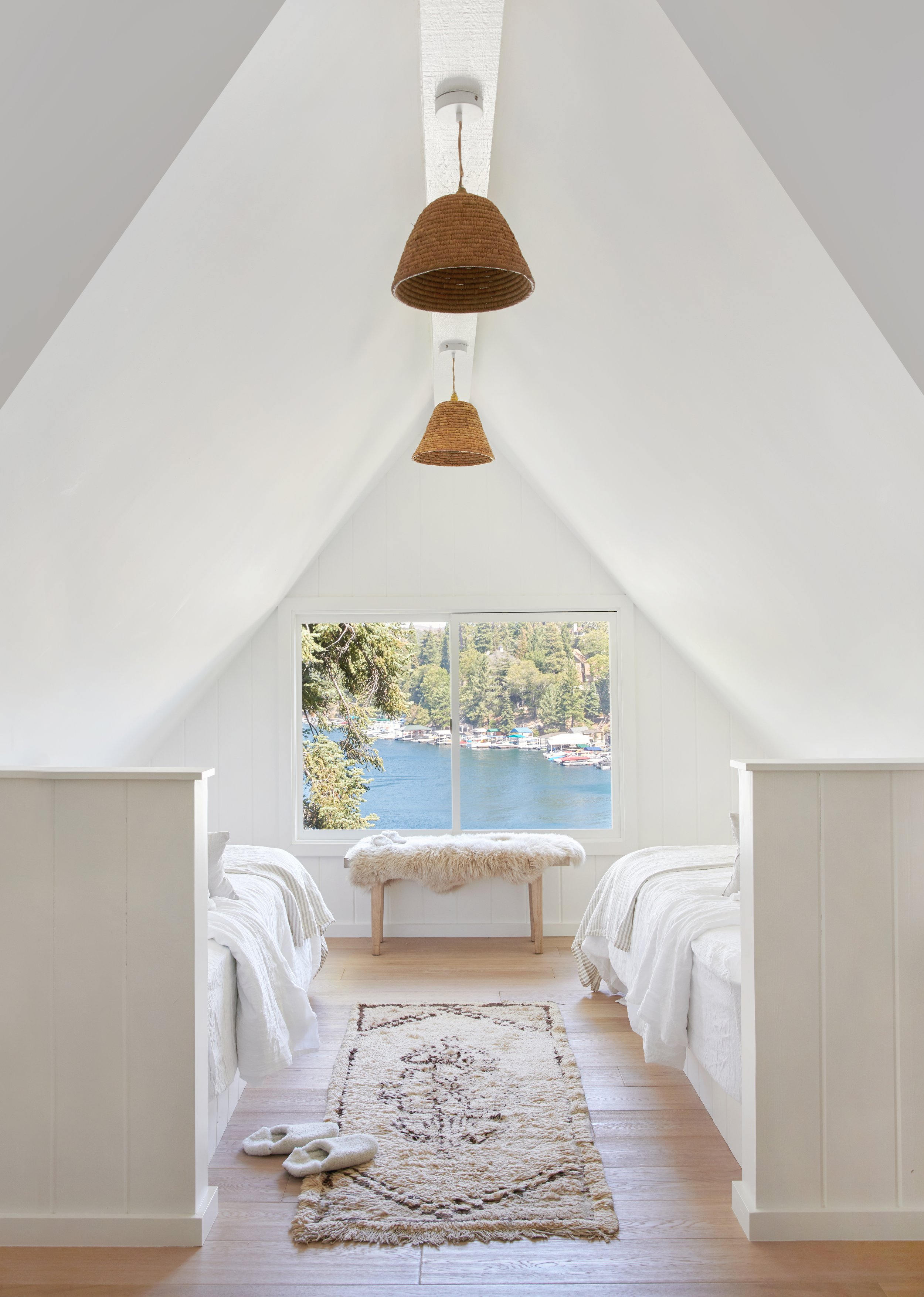bedroom with beautiful view - Arrowhead Lake House – California, USA