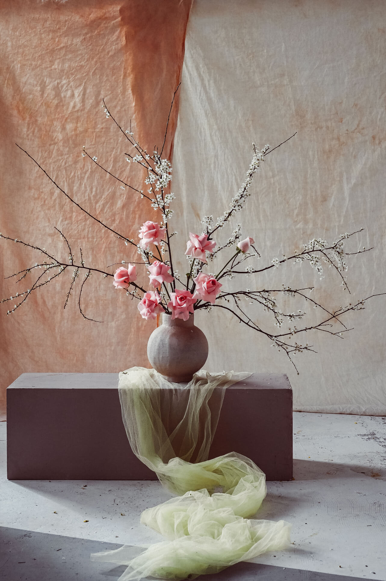 Natural flower display with natural dyed linen by Stephanie Callaghan of Me & My Bloomers