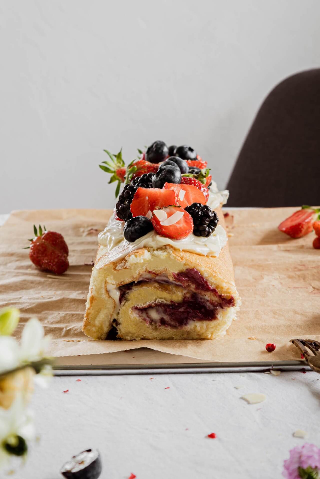 Recipe for Swiss roll with berry jam and chocolate marscapone cream
