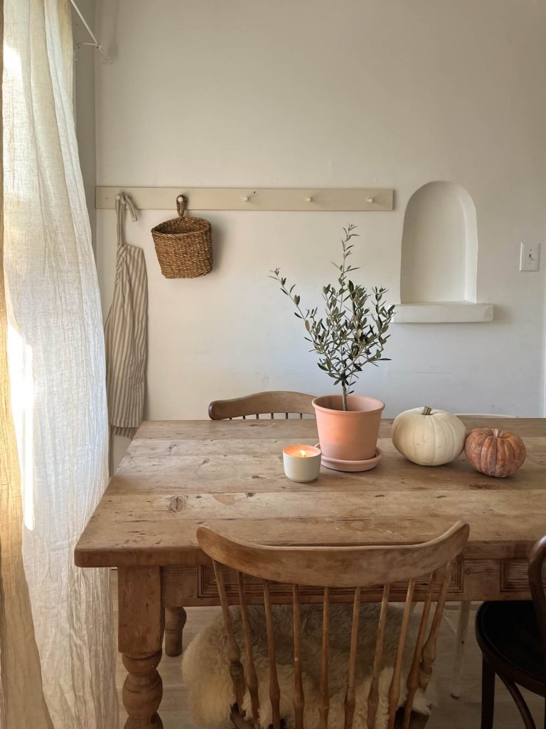 home tour alejandra trejo - natural materials and natural colours in this Californian home